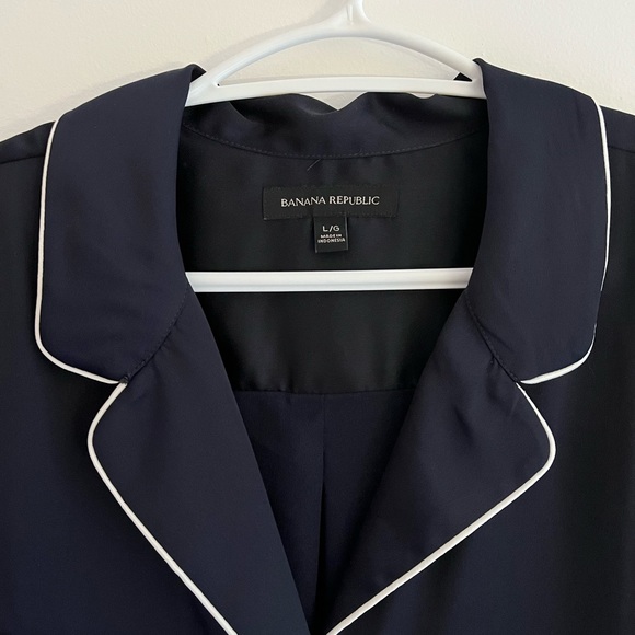 Banana Republic Navy Silk Pearl Blouse - Picture 4 of 6